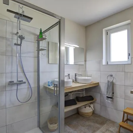 Holiday home Charmant Gite Moderne Avec Cour Privee, Tout Equipe, Parking Securise, Au Coeur Du Roannais - Fr-1-496-316