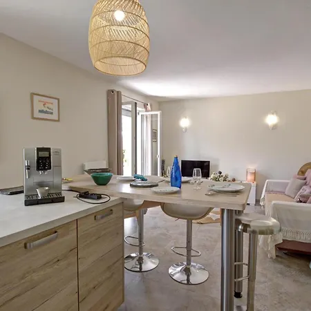 Charmant Gite Moderne Avec Cour Privee, Tout Equipe, Parking Securise, Au Coeur Du Roannais - Fr-1-496-316 *