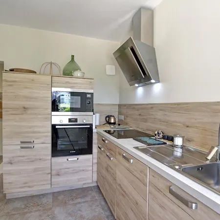 Moderne Avec Cour Privee, Equipe, Parking Securise, Au Coeur Du Roannais - Fr-1-496-316