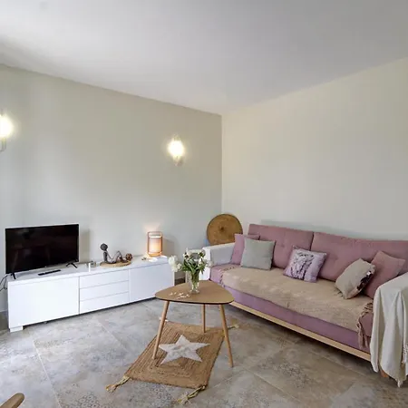 Moderne Avec Cour Privee, Equipe, Parking Securise, Au Coeur Du Roannais - Fr-1-496-316 *